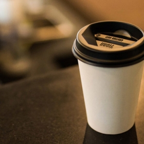 Ly giấy cafe take away tạo ấn tượng cho khách hàng