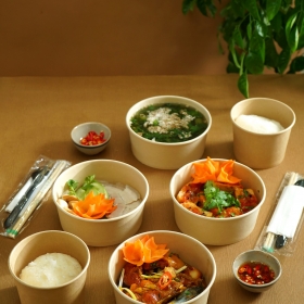 Sử dụng tô giấy mang đi tiện lợi cho cửa hàng 
