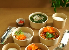 Sử dụng tô giấy mang đi tiện lợi cho cửa hàng